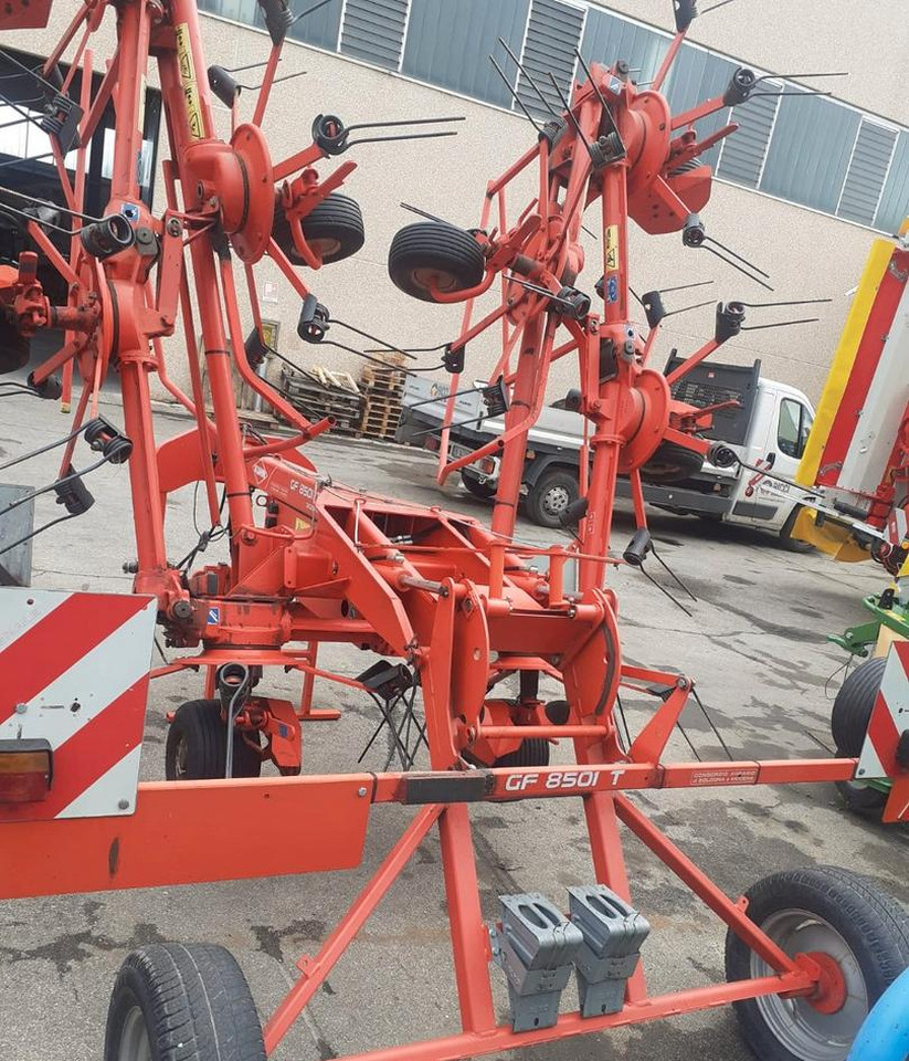 Voltafieno usato Kuhn GF 8501 T - Maşină de întors fânul: Foto 2 Voltafieno usato Kuhn GF 8501 T - Maşină de întors fânul: Foto 2