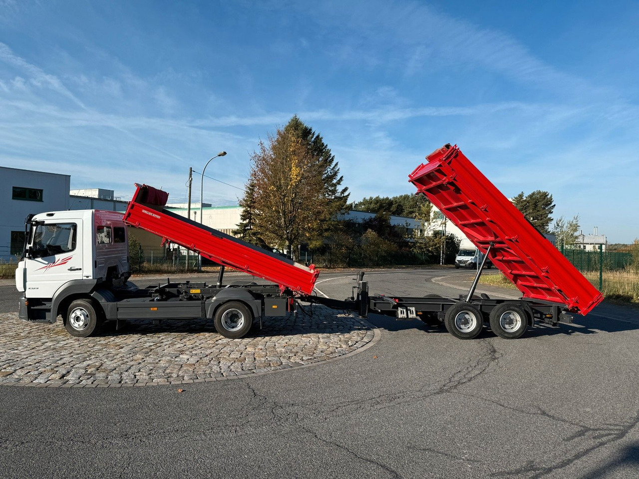Mercedes-Benz Atego 1023 + Anhänger Dreiseitenkipper - Camion basculantă: Foto 2 Mercedes-Benz Atego 1023 + Anhänger Dreiseitenkipper - Camion basculantă: Foto 2