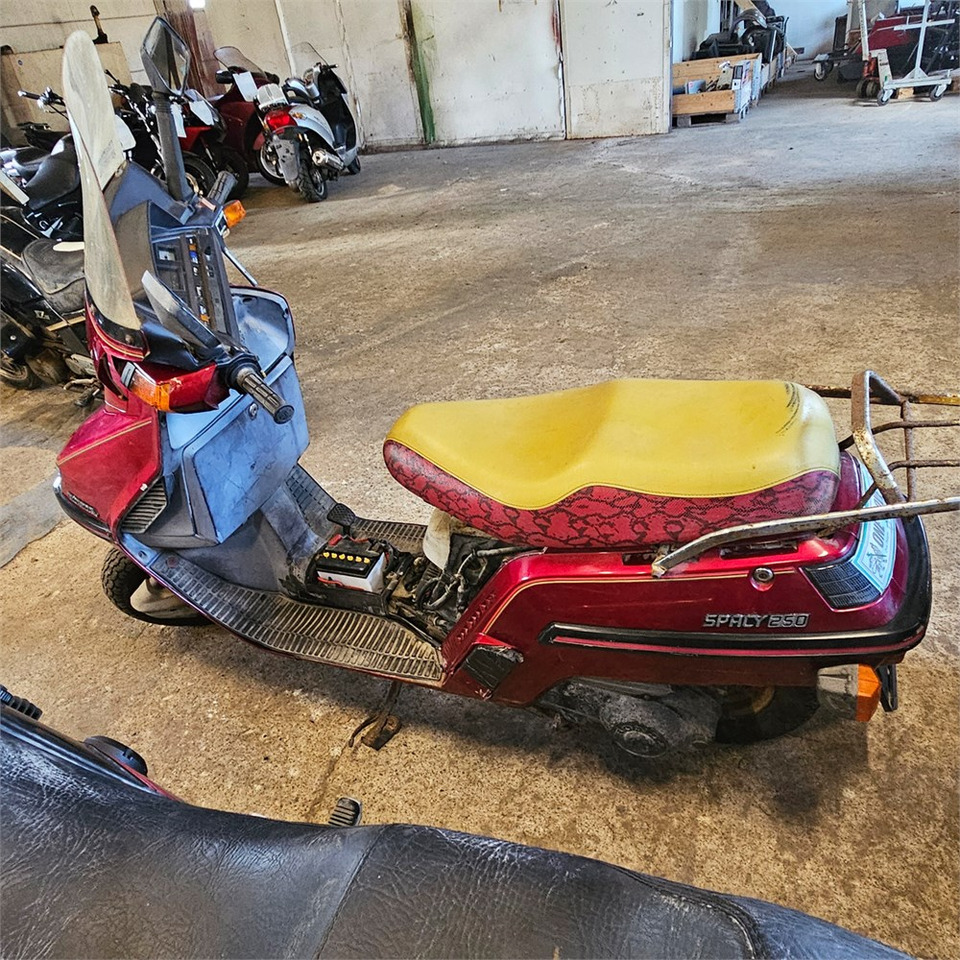 Honda 250 Spacy - Motocicletă: Foto 5 Honda 250 Spacy - Motocicletă: Foto 5