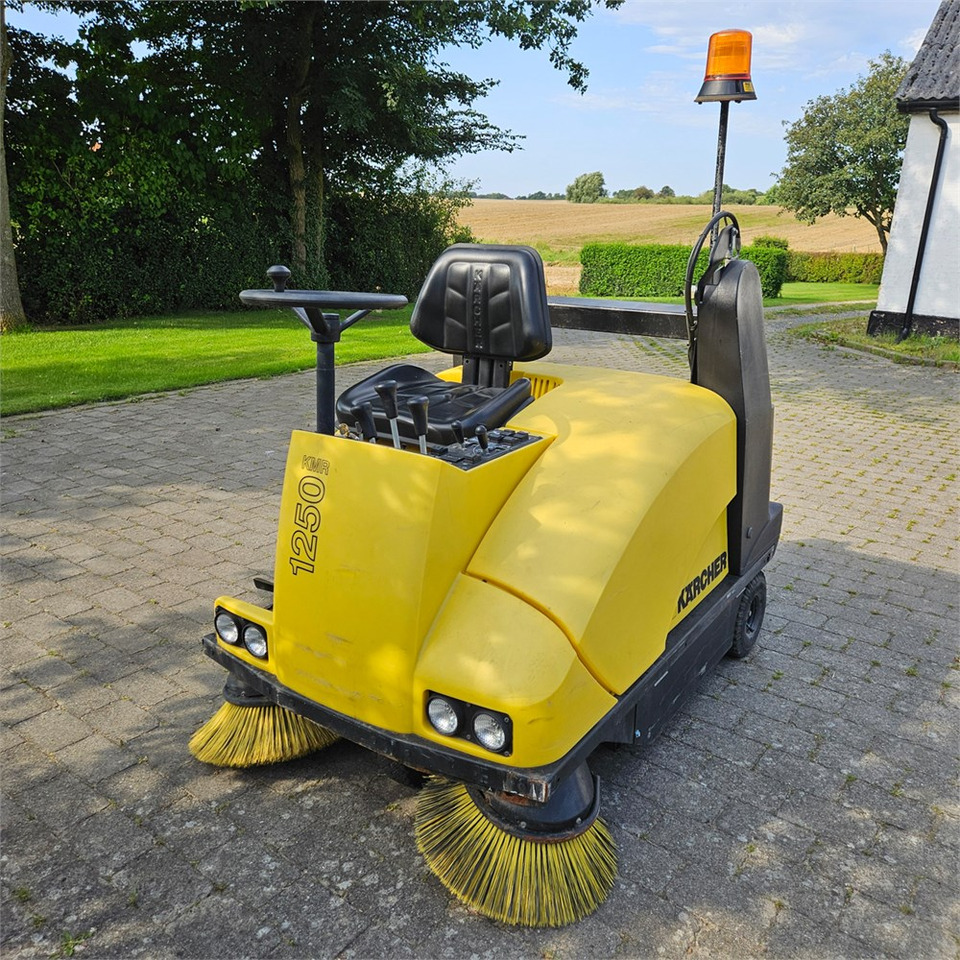 Kärcher KMR 1250 B - Mașină de măturat industrială: Foto 2 Kärcher KMR 1250 B - Mașină de măturat industrială: Foto 2