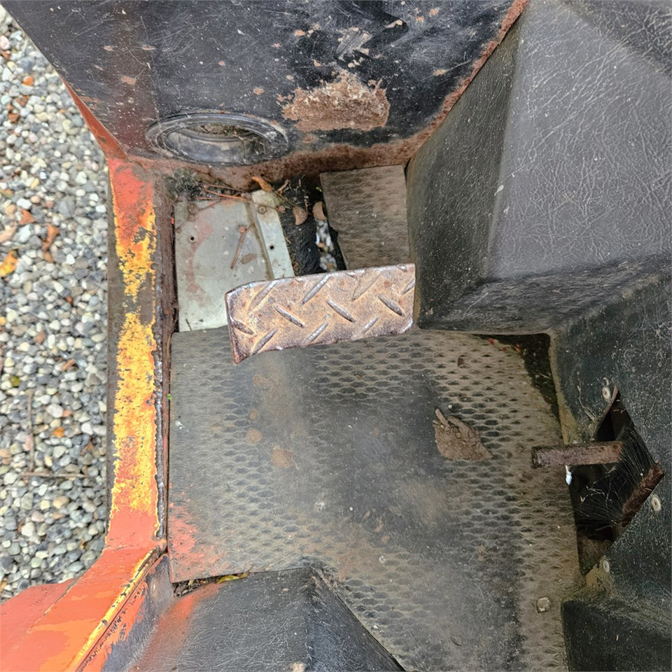 Tractor comunal Kubota B8200: Foto 19 Tractor comunal Kubota B8200: Foto 19