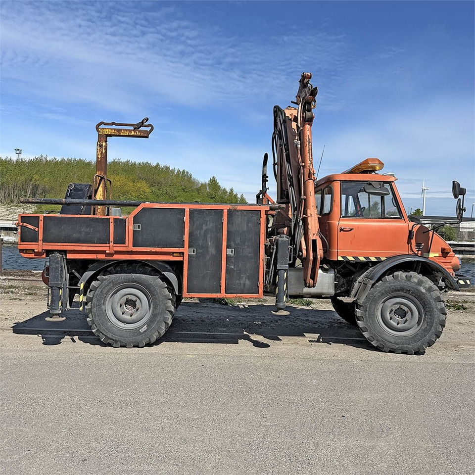 Mercedes Unimog 116 - Camion cu macara: Foto 3 Mercedes Unimog 116 - Camion cu macara: Foto 3