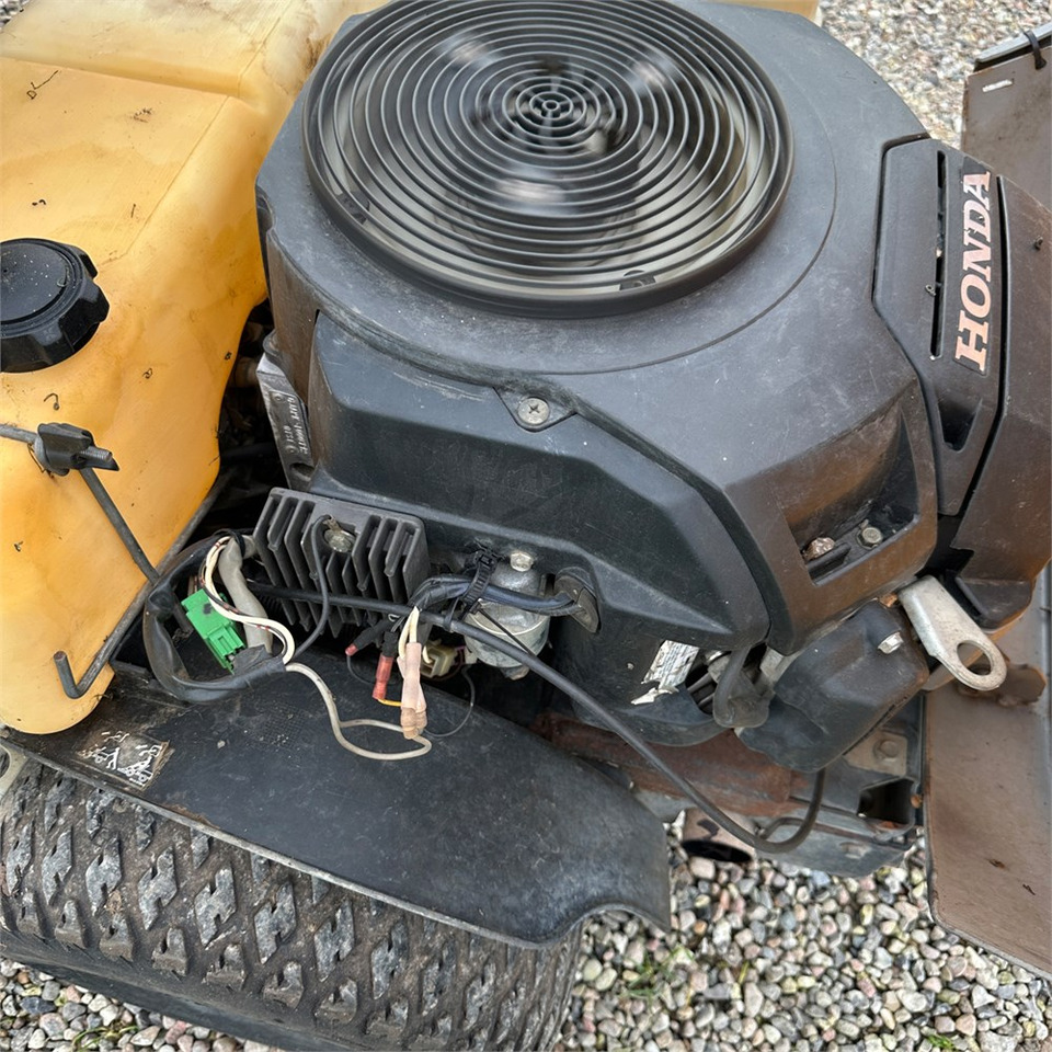 Maşină de tuns iarba Stiga P901 Parkpro 25 4WD: Foto 17