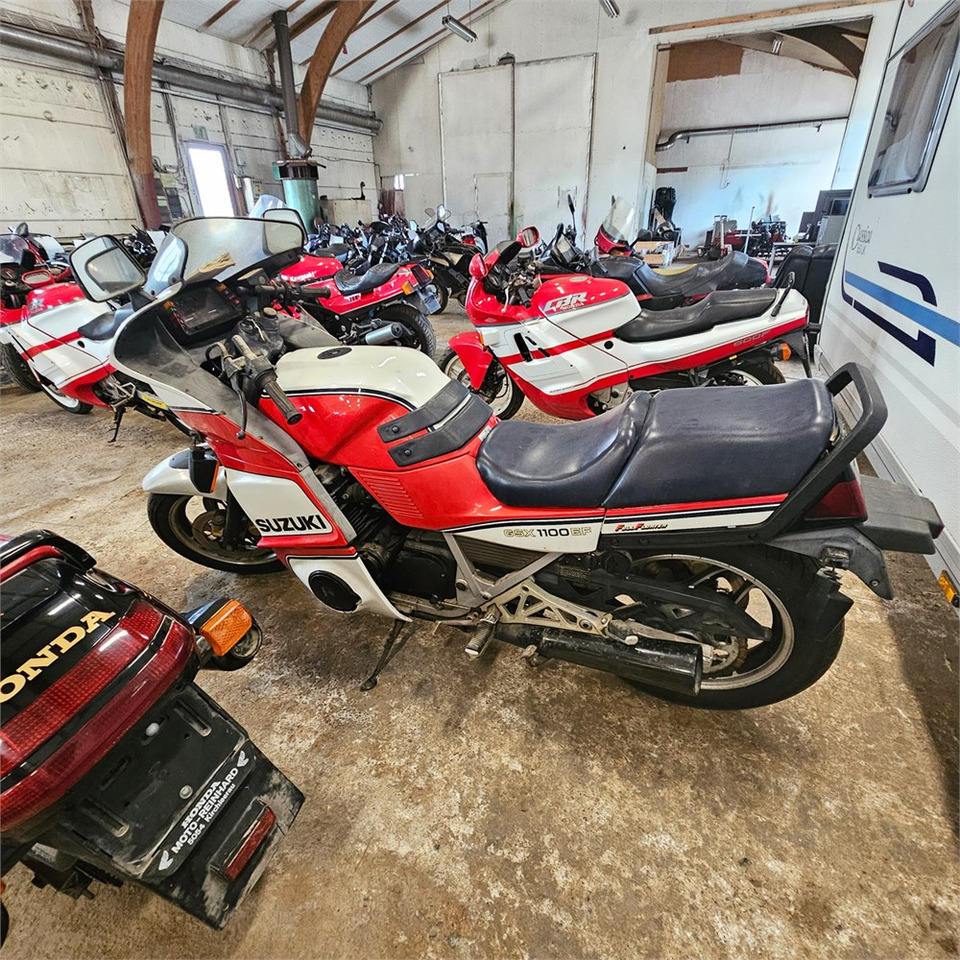 Suzuki GSX1100EF - Motocicletă: Foto 5 Suzuki GSX1100EF - Motocicletă: Foto 5