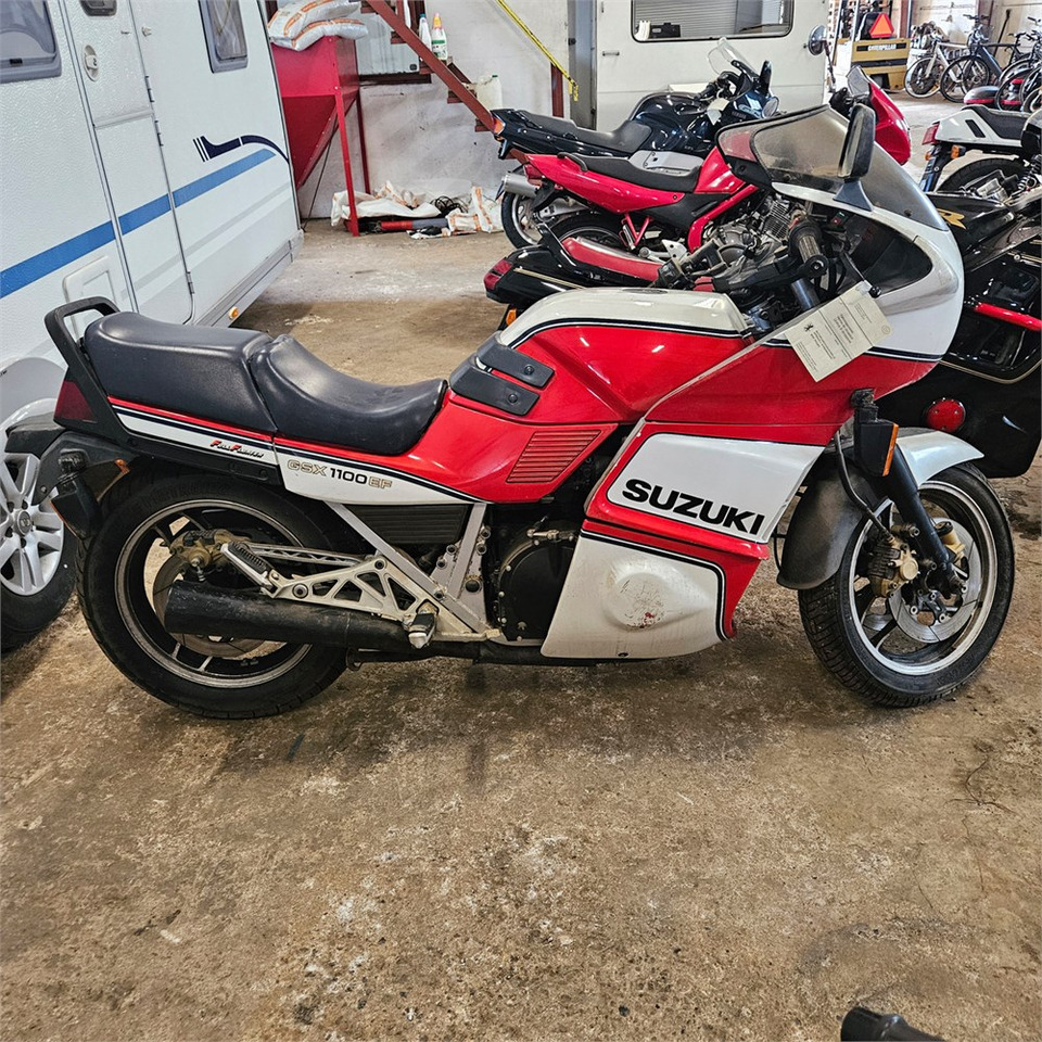 Suzuki GSX1100EF - Motocicletă: Foto 2 Suzuki GSX1100EF - Motocicletă: Foto 2