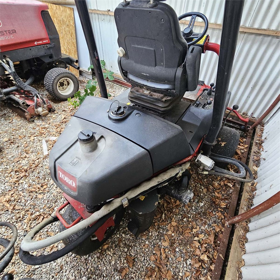 Toro Greensmaster 3200-D - Maşină de tuns iarba: Foto 4 Toro Greensmaster 3200-D - Maşină de tuns iarba: Foto 4