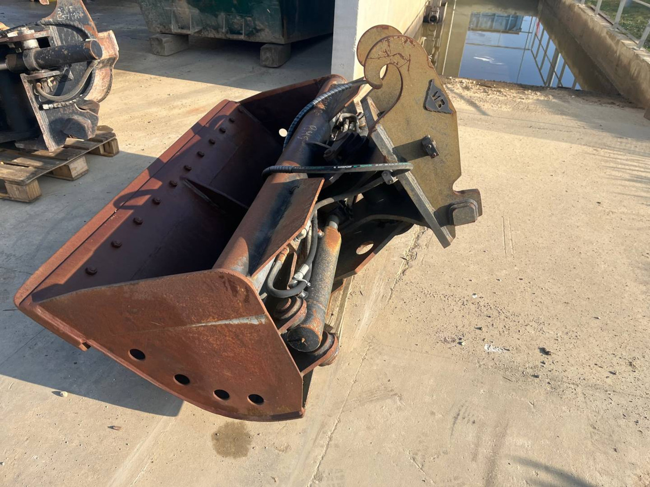 BLANCHARD EQUIPEMENTS GODET/1800 - Cupă excavator pentru Utilaje constructii: Foto 2 BLANCHARD EQUIPEMENTS GODET/1800 - Cupă excavator pentru Utilaje constructii: Foto 2