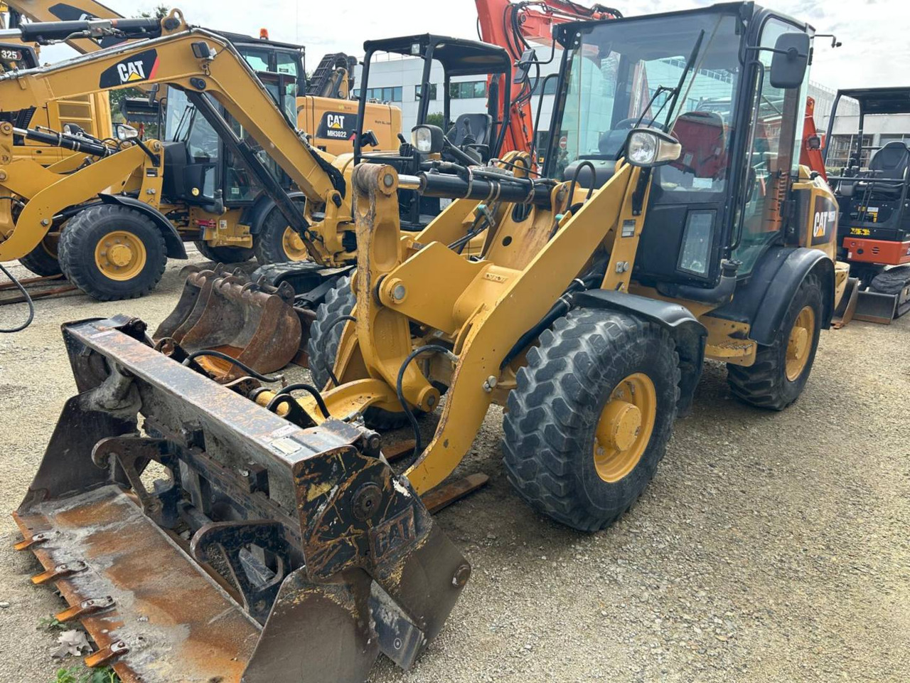 CAT 906M - Încărcător frontal pe pneuri: Foto 1 CAT 906M - Încărcător frontal pe pneuri: Foto 1