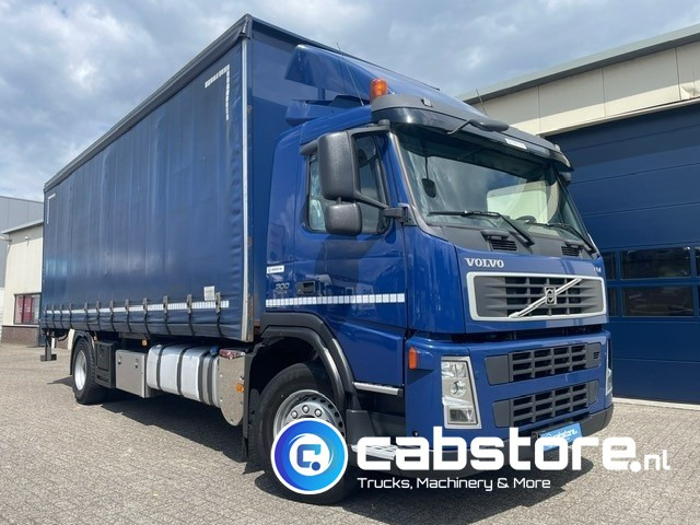 Volvo FM9 4X2R FAL9.0 RAD-A4 Volvo FM300 4x2 Euro 5 bakwagen - Schuifzeilen - Laadklep 2000 kg - Bouwjaar 2008 - Kooi-Aap heftruck - Autoutilitară box: Foto 1 Volvo FM9 4X2R FAL9.0 RAD-A4 Volvo FM300 4x2 Euro 5 bakwagen - Schuifzeilen - Laadklep 2000 kg - Bouwjaar 2008 - Kooi-Aap heftruck - Autoutilitară box: Foto 1