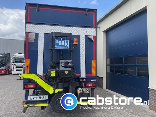 Volvo FM9 4X2R FAL9.0 RAD-A4 Volvo FM300 4x2 Euro 5 bakwagen - Schuifzeilen - Laadklep 2000 kg - Bouwjaar 2008 - Kooi-Aap heftruck - Autoutilitară box: Foto 4 Volvo FM9 4X2R FAL9.0 RAD-A4 Volvo FM300 4x2 Euro 5 bakwagen - Schuifzeilen - Laadklep 2000 kg - Bouwjaar 2008 - Kooi-Aap heftruck - Autoutilitară box: Foto 4