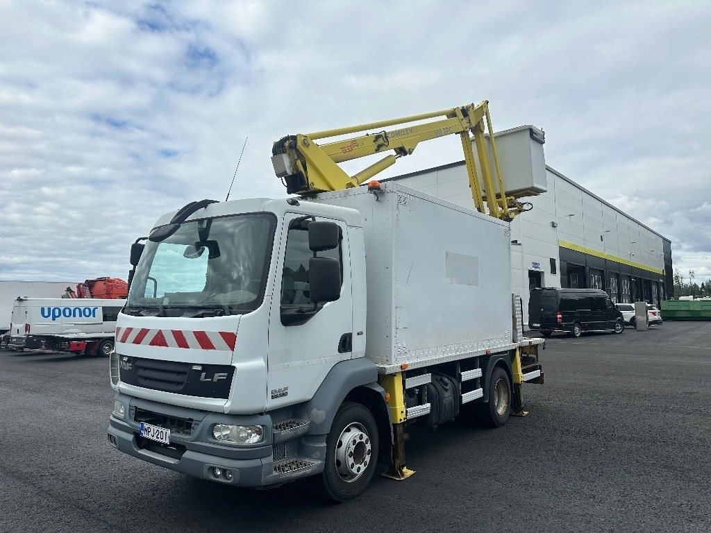 DAF 55.180 henkilönostin - Camion cu macara: Foto 1 DAF 55.180 henkilönostin - Camion cu macara: Foto 1