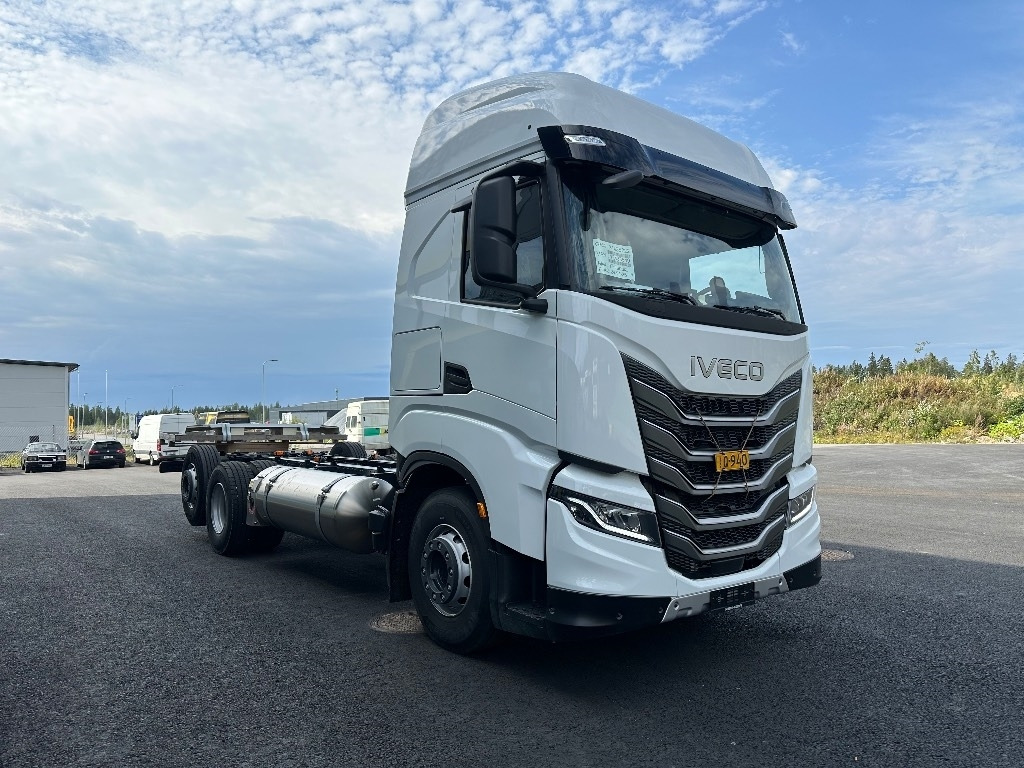 Iveco S-Way AS26S50 NP 2xLNG 6x2*4 - Camion şasiu: Foto 3 Iveco S-Way AS26S50 NP 2xLNG 6x2*4 - Camion şasiu: Foto 3