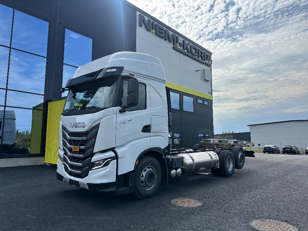 Iveco S-Way AS26S50 NP 2xLNG 6x2*4 - Camion şasiu: Foto 1 Iveco S-Way AS26S50 NP 2xLNG 6x2*4 - Camion şasiu: Foto 1