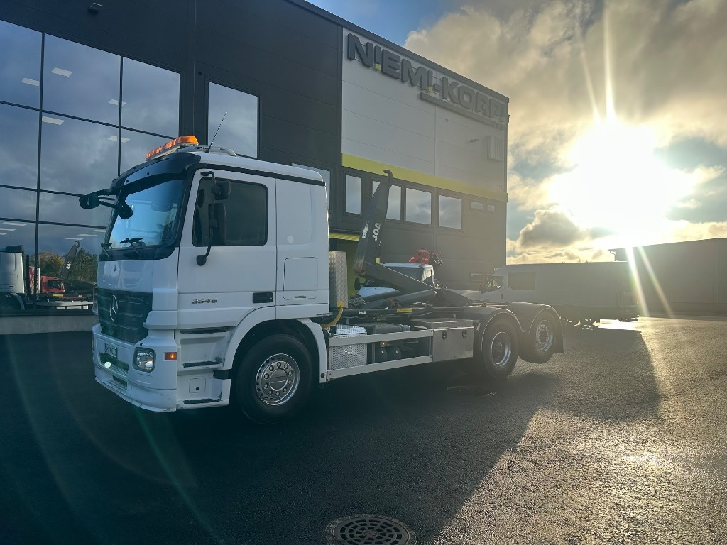 Mercedes-Benz Actros 2545 L 6x2 - Camion cu cârlig: Foto 1 Mercedes-Benz Actros 2545 L 6x2 - Camion cu cârlig: Foto 1