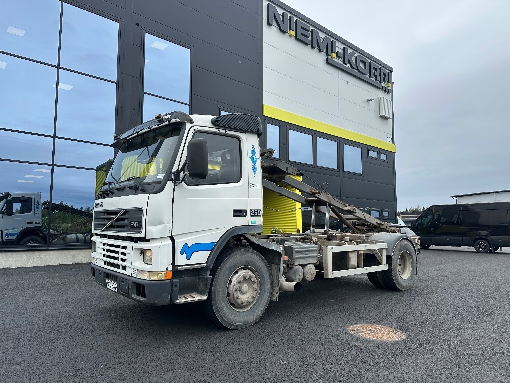 Volvo FM7 4x2 vaijerilaitteilla - Camion container de gunoi: Foto 1 Volvo FM7 4x2 vaijerilaitteilla - Camion container de gunoi: Foto 1