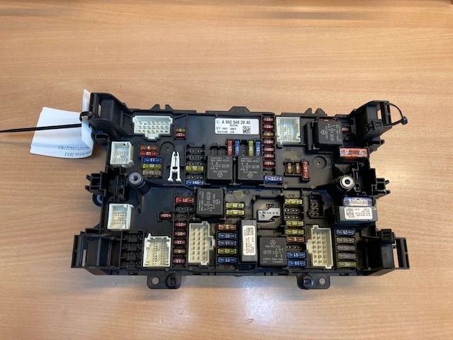 Mercedes A9605462840 – Mercedes fuse panel - Sistem electric pentru Camion: Foto 1 Mercedes A9605462840 – Mercedes fuse panel - Sistem electric pentru Camion: Foto 1