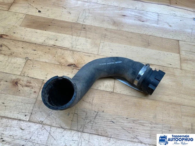 Scania Kølerslange Scania 2438754 - Motor şi piese pentru Camion: Foto 1 Scania Kølerslange Scania 2438754 - Motor şi piese pentru Camion: Foto 1