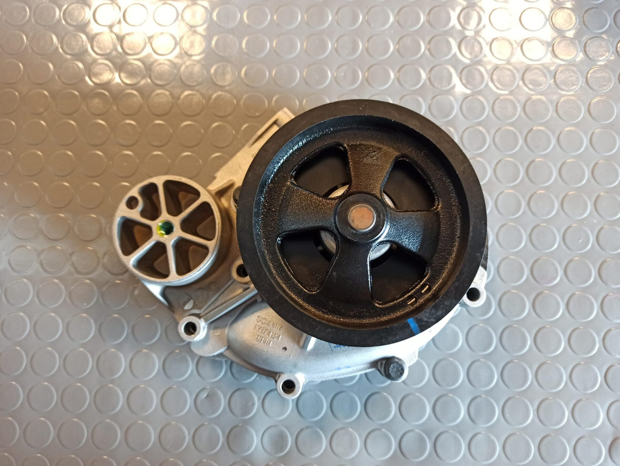 SCANIA COOLANT PUMP - 1787120 - Pompă de lichid de răcire pentru Camion: Foto 1 SCANIA COOLANT PUMP - 1787120 - Pompă de lichid de răcire pentru Camion: Foto 1