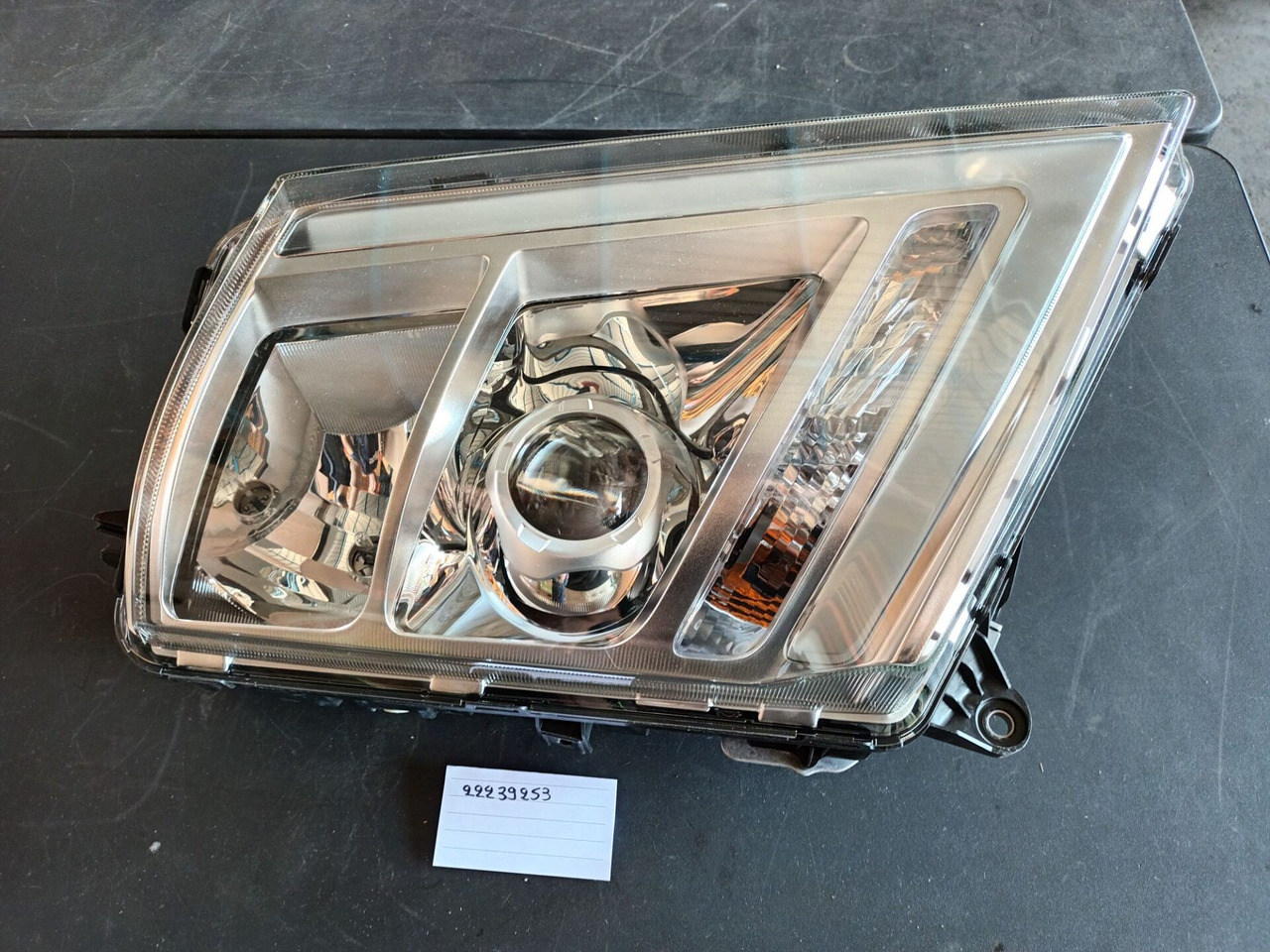VOLVO HEADLAMP 22239253 - Far pentru Camion: Foto 1 VOLVO HEADLAMP 22239253 - Far pentru Camion: Foto 1
