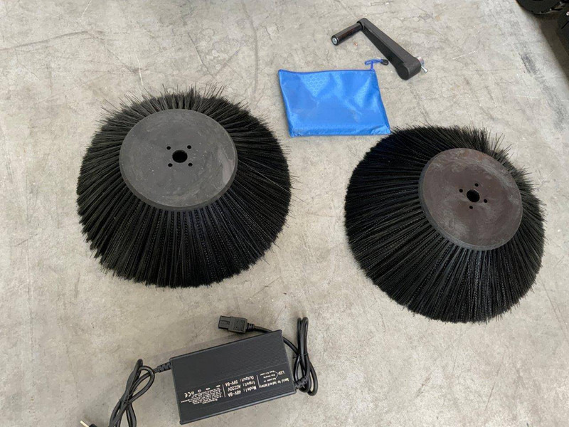 Daewoo DAS80 Zit - Măturătoare stradală: Foto 5 Daewoo DAS80 Zit - Măturătoare stradală: Foto 5