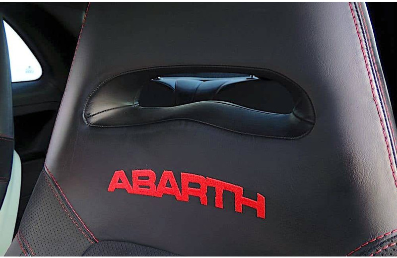 Fiat 500 Abarth Tributo Ferrari (limited 142/200) - Berlină/ Sedan: Foto 5 Fiat 500 Abarth Tributo Ferrari (limited 142/200) - Berlină/ Sedan: Foto 5