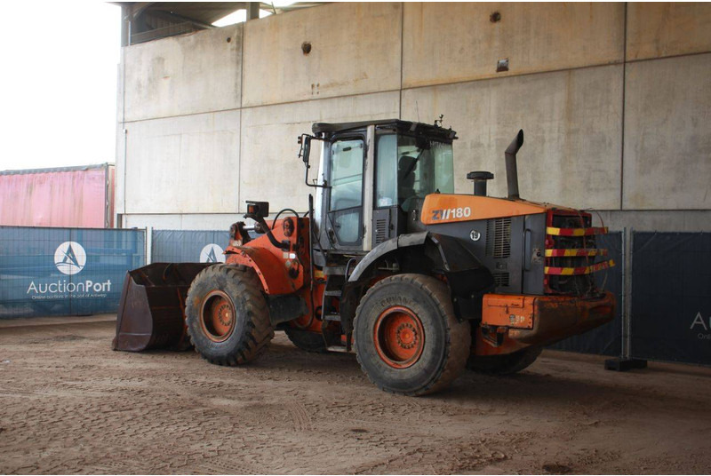 Hitachi ZW180 - Încărcător frontal pe pneuri: Foto 3 Hitachi ZW180 - Încărcător frontal pe pneuri: Foto 3