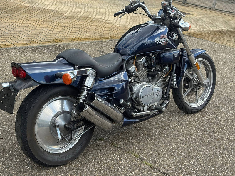 Honda Magna VF750C - Motocicletă: Foto 2 Honda Magna VF750C - Motocicletă: Foto 2