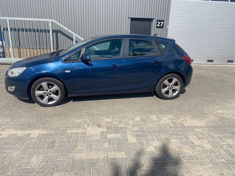 Opel Astra 1.6 - Berlină/ Sedan: Foto 2 Opel Astra 1.6 - Berlină/ Sedan: Foto 2