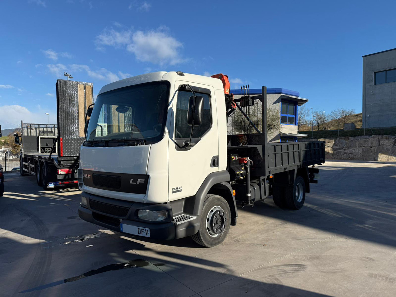 DAF LF FA 45.180 (Platform and Crane) - Camion platformă, Camion cu macara: Foto 1 DAF LF FA 45.180 (Platform and Crane) - Camion platformă, Camion cu macara: Foto 1
