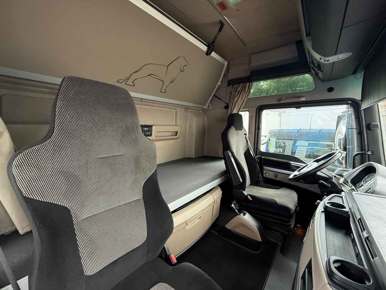 Camion cu prelată MAN 18.430 LL TGX E6 (Tauliner): Foto 9 Camion cu prelată MAN 18.430 LL TGX E6 (Tauliner): Foto 9