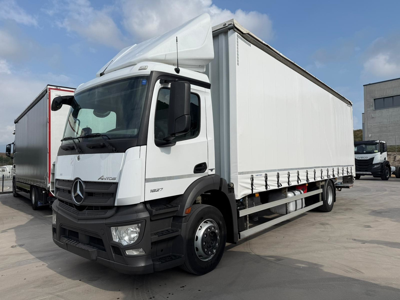 MERCEDES BENZ 18.27 Antos E6 (Tauliner) - Camion cu prelată: Foto 1 MERCEDES BENZ 18.27 Antos E6 (Tauliner) - Camion cu prelată: Foto 1