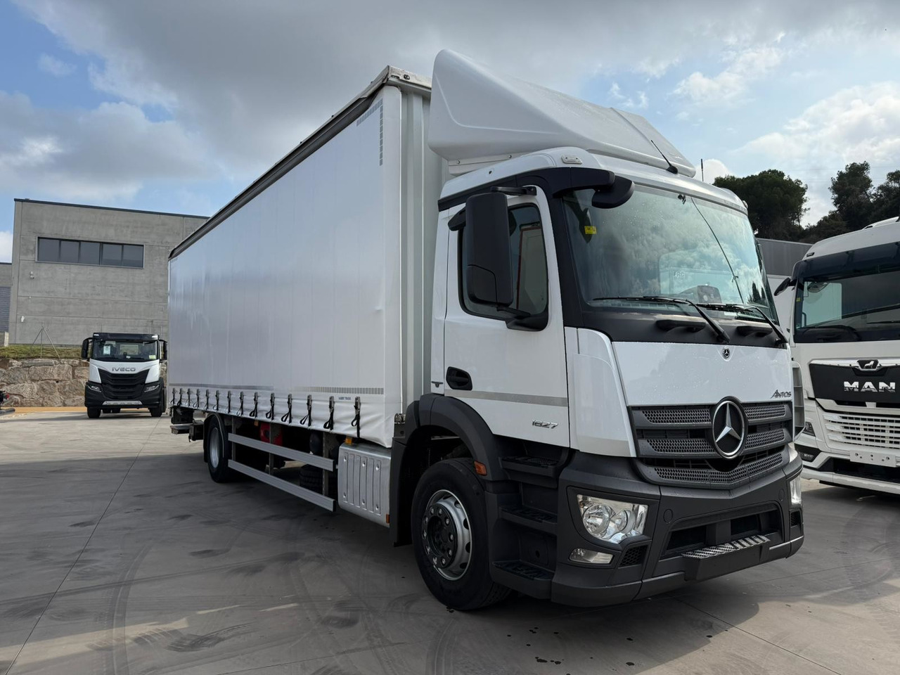 MERCEDES BENZ 18.27 Antos E6 (Tauliner) - Camion cu prelată: Foto 2 MERCEDES BENZ 18.27 Antos E6 (Tauliner) - Camion cu prelată: Foto 2