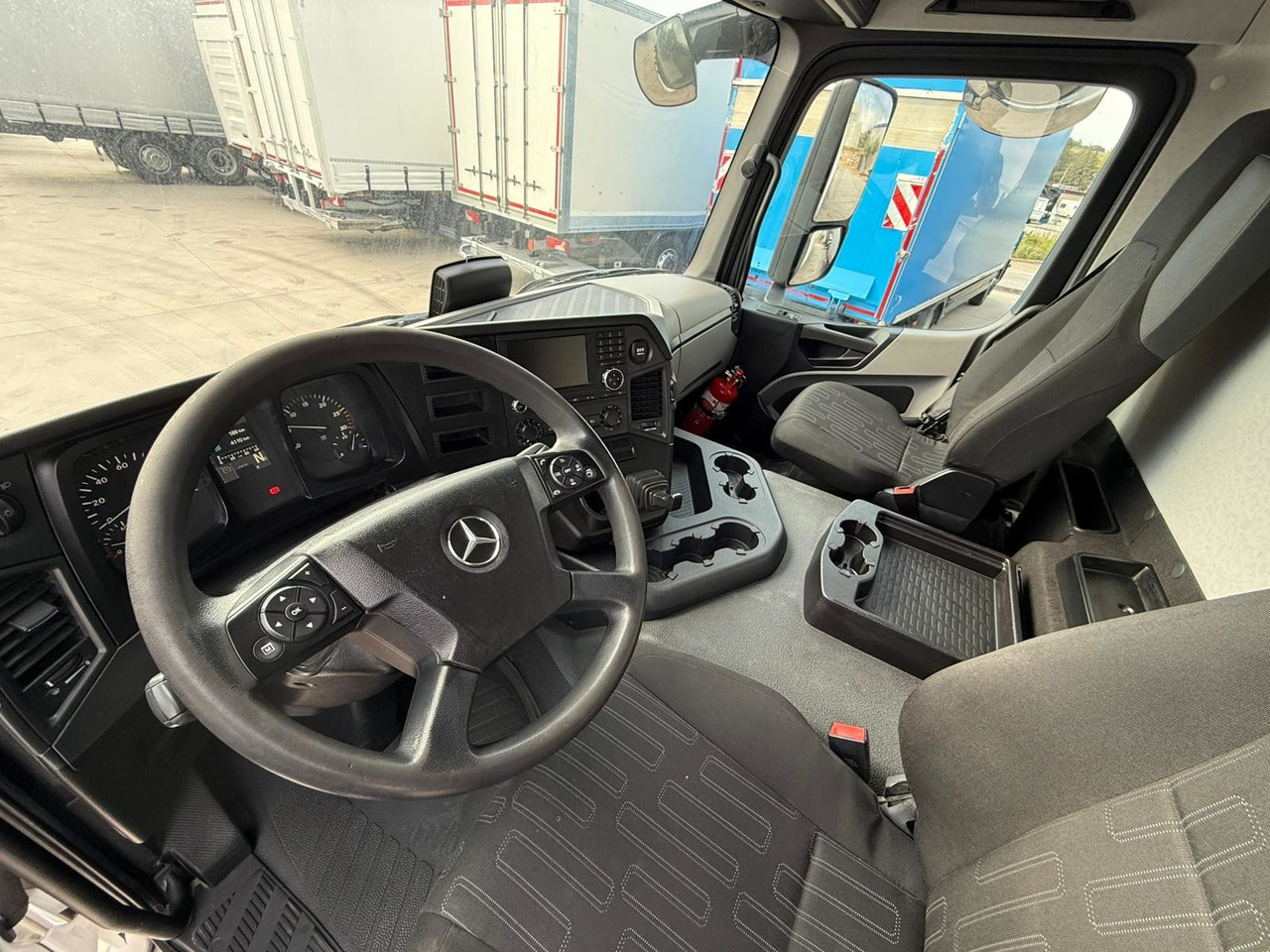 MERCEDES BENZ 18.27 Antos E6 (Tauliner) - Camion cu prelată: Foto 5 MERCEDES BENZ 18.27 Antos E6 (Tauliner) - Camion cu prelată: Foto 5