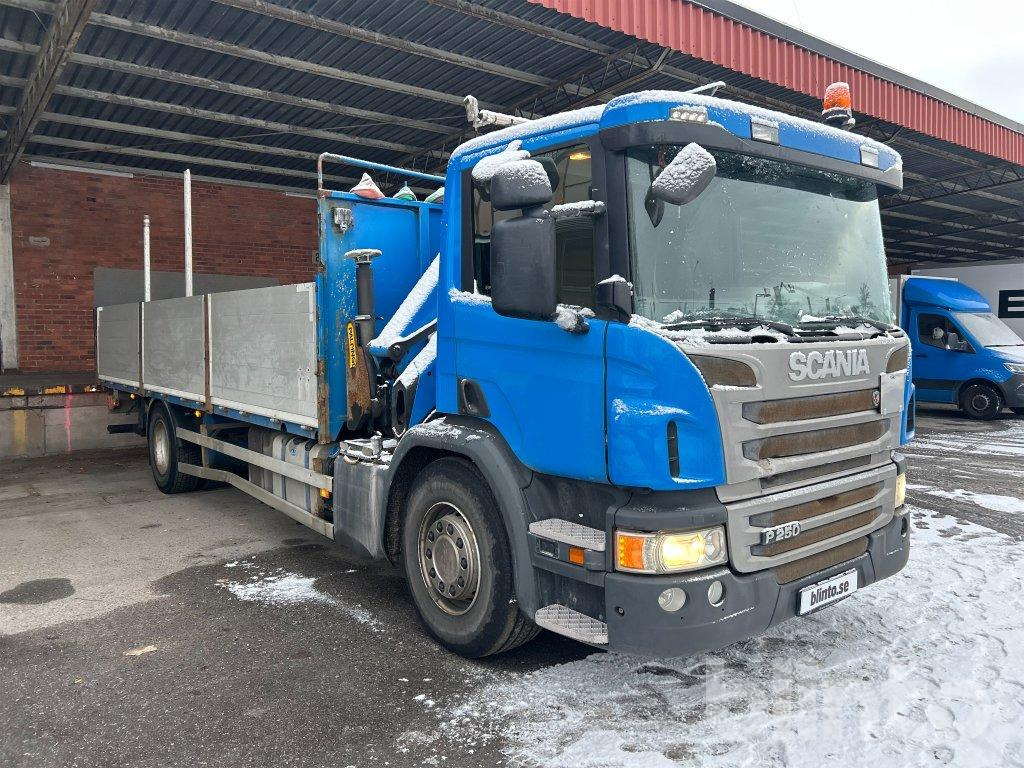 Brädgårdsbil / SCANIA P250 - Camion platformă, Camion cu macara: Foto 3 Brädgårdsbil / SCANIA P250 - Camion platformă, Camion cu macara: Foto 3