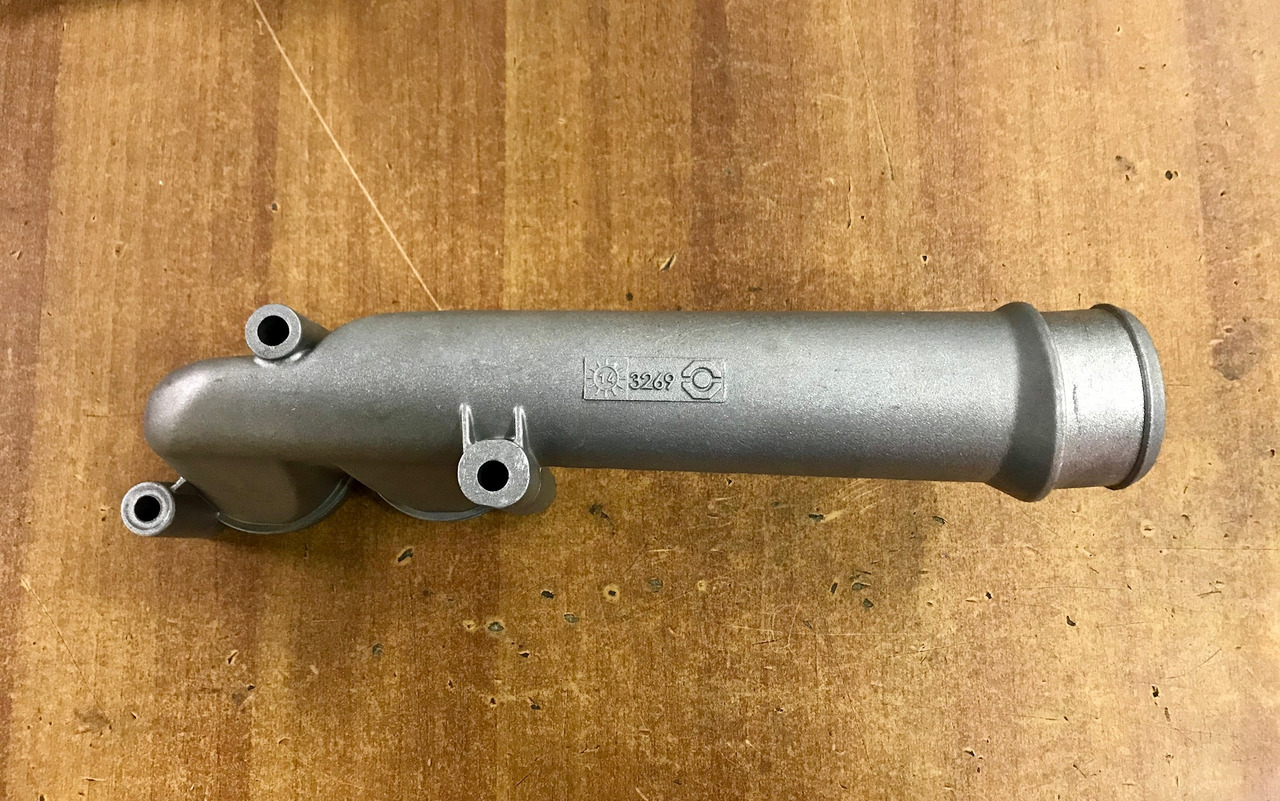 GOMITO LIQUIDO RAFFREDDAMENTO SU SCATOLA TERMOSTATO PER MOTORI MAN D2066 - D2676 - Sistem de răcire pentru Camion: Foto 2 GOMITO LIQUIDO RAFFREDDAMENTO SU SCATOLA TERMOSTATO PER MOTORI MAN D2066 - D2676 - Sistem de răcire pentru Camion: Foto 2