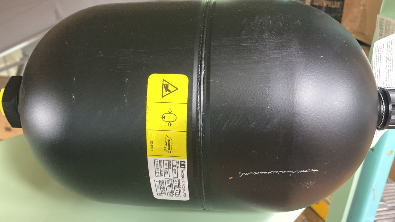 CATERPILLAR 251-8266: 3.45 Liter Compressed Nitrogen Gas Accumulator - Piesă de schimb pentru Excavator: Foto 1 CATERPILLAR 251-8266: 3.45 Liter Compressed Nitrogen Gas Accumulator - Piesă de schimb pentru Excavator: Foto 1