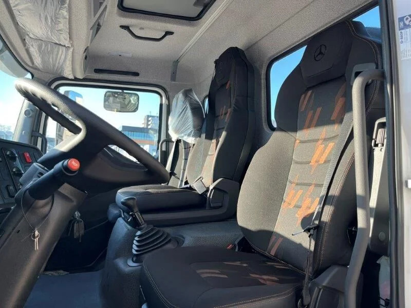 Interior photo 1: Leasing de Mercedes-Benz Atego 1418 4x2 Fuel Tank Truck Mercedes-Benz Atego 1418 4x2 Fuel Tank Truck
