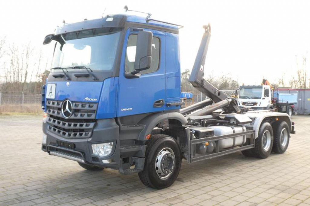 Mercedes-Benz Arocs 2645 K 6x4 Abrollkipper Meiller deutsch to - Camion cu cârlig: Foto 1 Mercedes-Benz Arocs 2645 K 6x4 Abrollkipper Meiller deutsch to - Camion cu cârlig: Foto 1