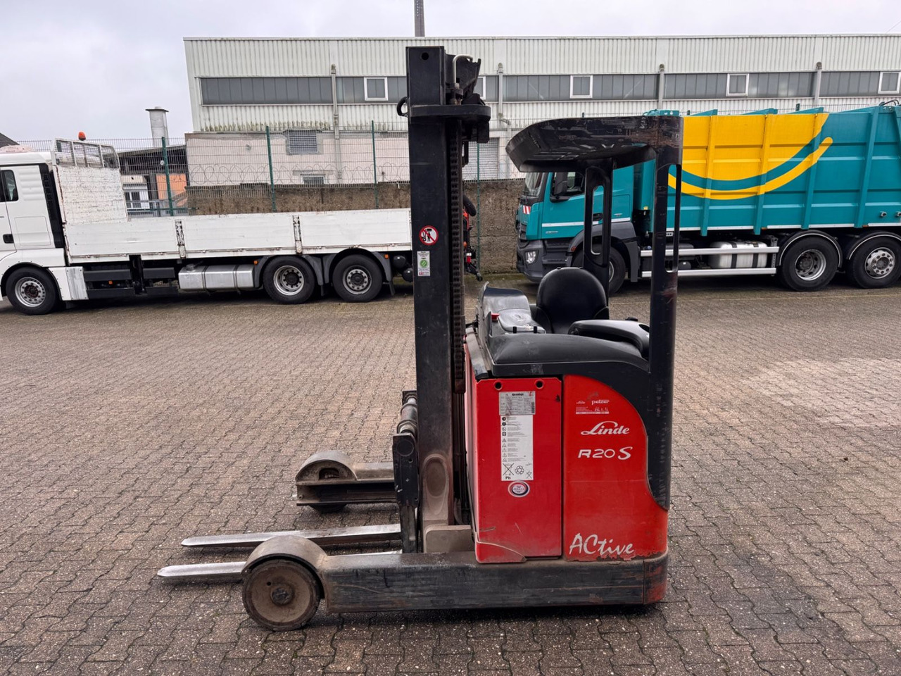 Linde R 20 S Active 5.40 höhe 2t - Stivuitor cu catarg retractabil: Foto 4 Linde R 20 S Active 5.40 höhe 2t - Stivuitor cu catarg retractabil: Foto 4