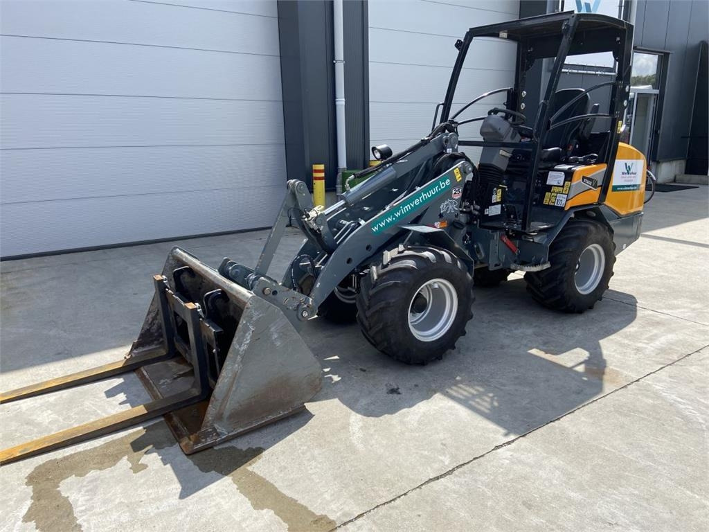 GiANT G2700 Xtra HD (6436) - Încărcător articulat: Foto 2 GiANT G2700 Xtra HD (6436) - Încărcător articulat: Foto 2